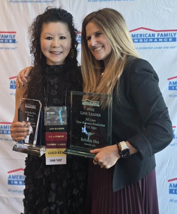 与集团副总裁 Stacey Sanderson 合影